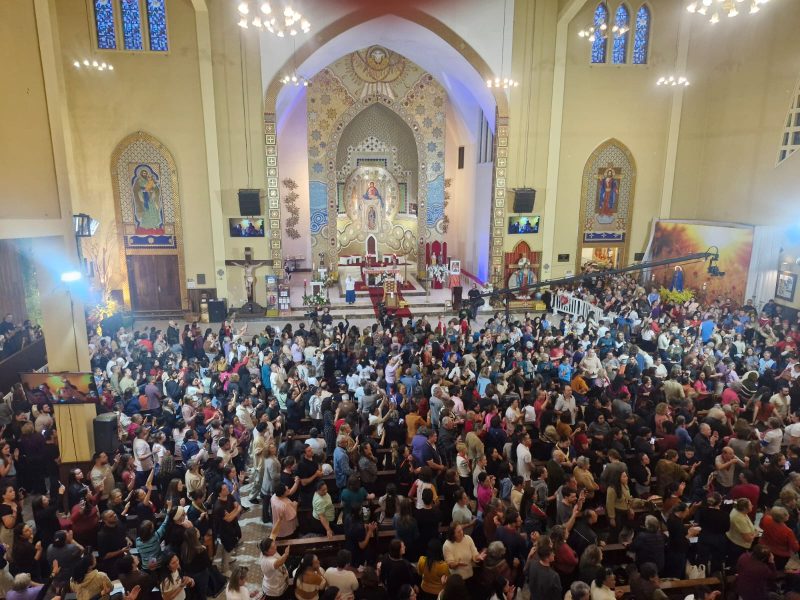 Fé, testemunhos de cura e gratidão marcam as 24 Horas em Oração na Presença do Senhor